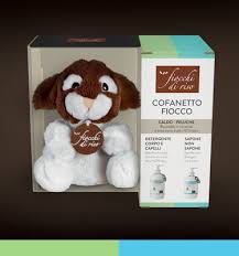 FIOCCHI DI RISO KIT CALDO-PELUCHE FIOCCO + SAPONE NON SAPONE DELICATO 240 ML + DETERGENTE CORPO E CAPELLI TALCO 400 ML - famajoy.it