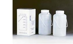 CONTENITORE PER LA RACCOLTA DELLE URINE NELLE 24H ROTONDO CON TAPPI A VITE GRADUATO CAPACITA' 2500ML REALIZZATO IN POLIETILENE COLORE BIANCO IMBALLO 30 PEZZI - famajoy.it