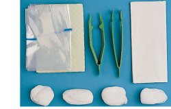 SET PER MEDICAZIONE MEDIUM CONTENENTE PINZA AD ANELLI, PINZA ANATOMICA, 4 TAMPONI, SACCHETTO DI CARTA PER RESIDUI, TELO IMPERMEABILE/ASSORBENTE, 2 GUANTI IN LATTICE - famajoy.it